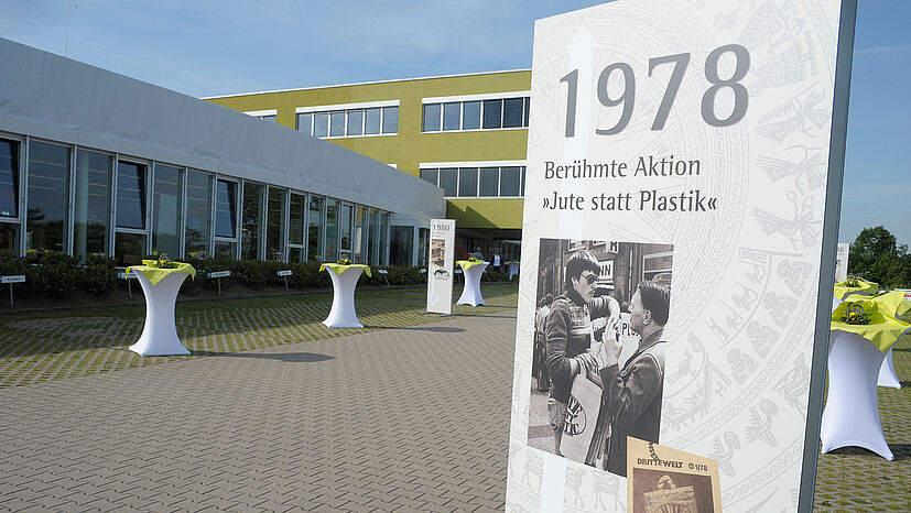 Meilensteine aus 40 Jahren GEPA-Geschichte luden zur Zeitreise ein. Hier noch vor dem Fest mit der noch verhüllten Fotofassade im Hintergrund.