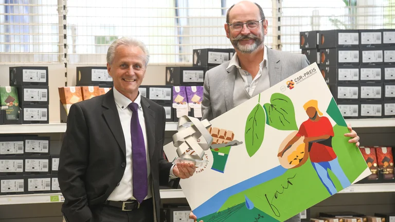Die beiden GEPA-Geschäftsführer mit dem CSR-Preis im GEPA-Store