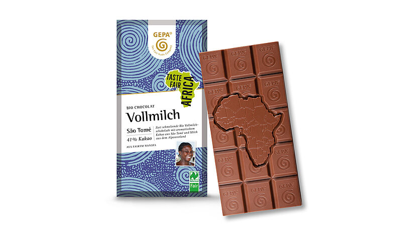 Die Schokoladentafeln zeigen den Kontinent Afrika mit allen seinen Ländergrenzen – und natürlich mit der Insel São Tomé e Príncipe, von der Bio-Rohkakao für die „Taste Fair Africa“-Schokoladen stammt.