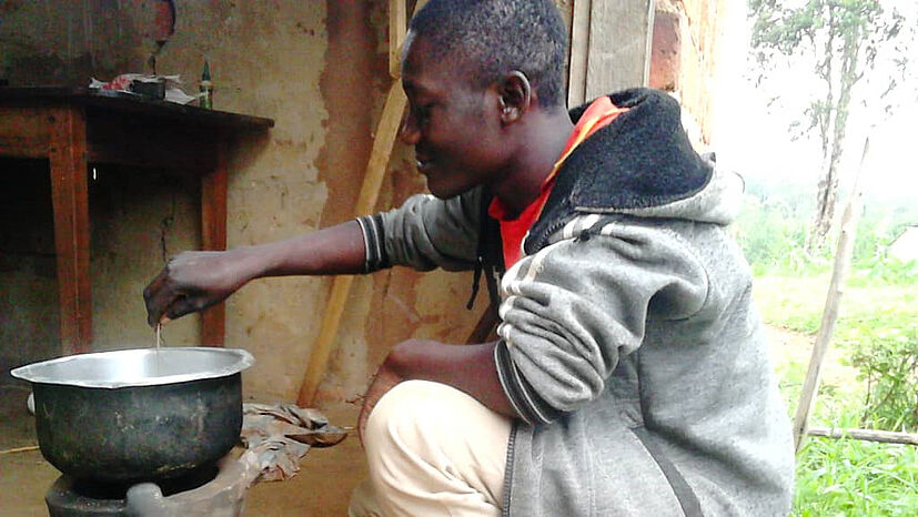 Auch Männer sind mit den neuen Öfen stärker motiviert zu kochen, heißt es im Projektbericht von KCU. Dadurch trägt das Projekt auch ein Stück zur Gender-Gerechtigkeit bei.