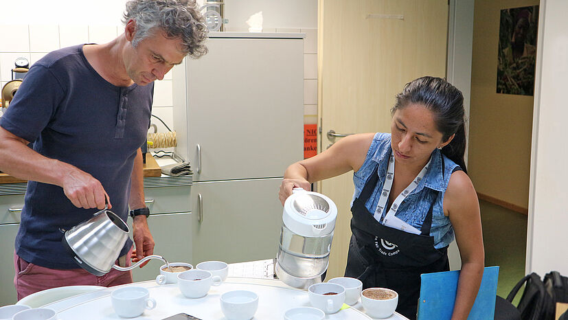 …dann wird der Kaffee aufgegossen…Hier von Raf Van den Bruel und Elisa Hinojosa von ACPC.