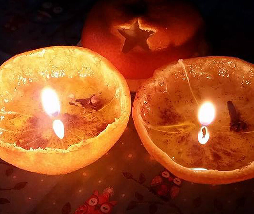 Eine tolle Idee von Facebook-Nutzerin Anja: „Nachdem die Orangenschalen vom Kinderpunsch als Haushaltsreiniger ihr Ende gefunden haben, wurden nun aus Mandarinenschalen Kerzen. Einfach mit altem Öl aufgefüllt, Zimt und Nelke rein, fertig.”