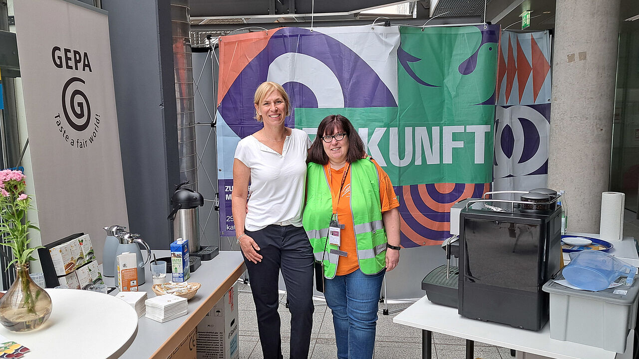 Die GEPA hat das Pressezentrum des Katholikentags mit GEPA-Kaffee, -Tee und -Snacks aus Fairem Handel beliefert. Petra Münchmeyer (Vertriebsleiterin Außer-Haus-Service) tauschte sich mit Tanja Koch (Katholikentag) aus.