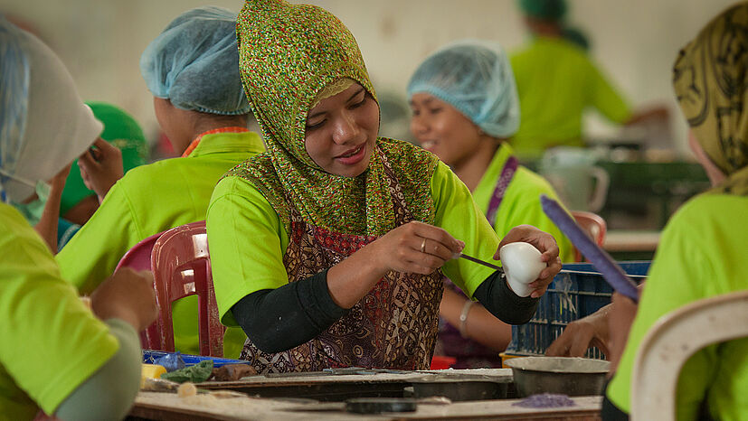 80 Prozent der Angestellten bei Wax Industri sind Frauen: Das hat zwei Gründe: Zum einen arbeiten sie nach  Ong Wen Pins Erfahrung sorgfältiger und besser, zum anderen möchte er verhindern, dass Familien auseinanderbrechen, denn viele Frauen müssen zum Arbeiten ins Ausland oder in größere Städte.