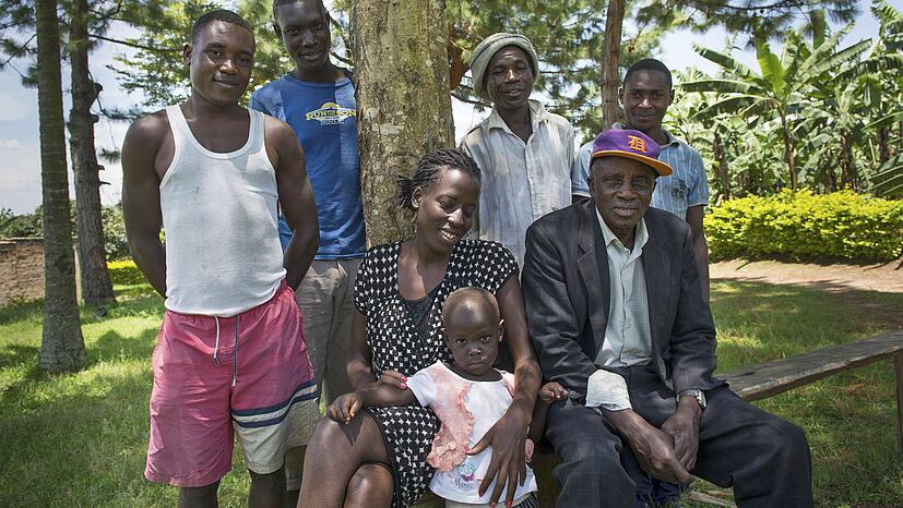 Bio-Kaffeebauer Eliab Mgambe (rechts vorn) mit seiner Familie. „Wir verdienen etwa doppelt so viel wie früher. Dadurch konnte ich es mir erlauben, ein Haus aus Ziegeln zu bauen.“