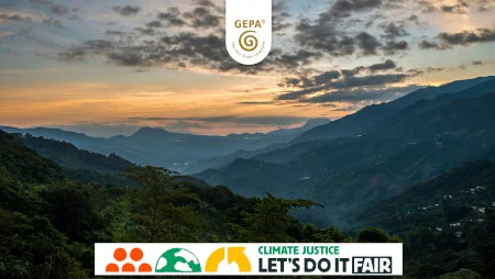 Sonnenuntergang &uuml;ber h&uuml;geliger Landschaft. Oben ist ein GEPA-Logo, unten ein Logo mit Schriftzug "Climate Justice. Let's do it fair".