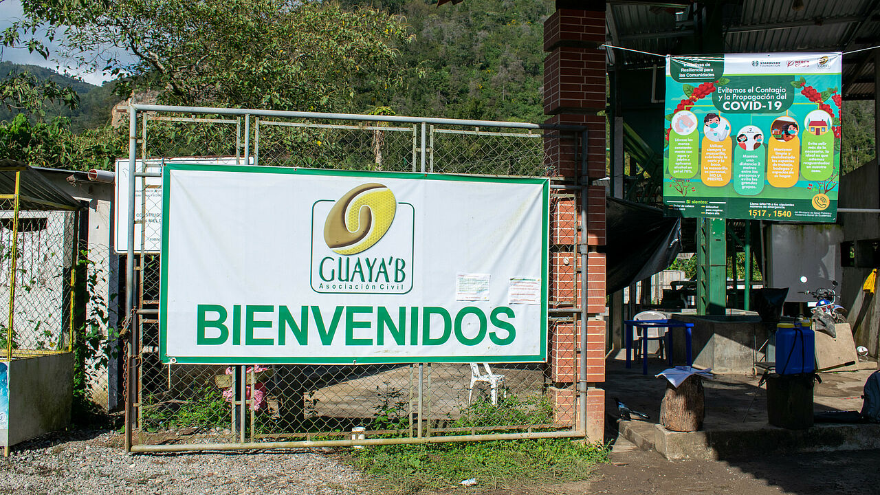 Willkommensschild an der Verarbeitungsanlage von Guaya’b in Jacaltenango, Guatemala | Foto: GEPA – The Fair Trade Company / Nova TV Guatemala