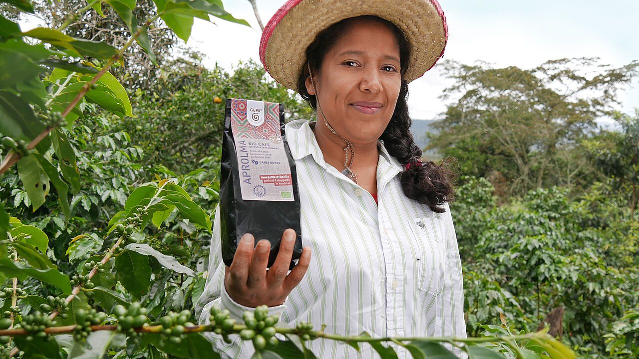 Magali Aguilar ist Mitglied bei APROLMA: „Ich röste meinen Kaffee selbst, darauf bin ich stolz." Von APROLMA bezieht die GEPA einen von zwei neuen, im Ursprungsland gerösteten und verpackten Kaffees.