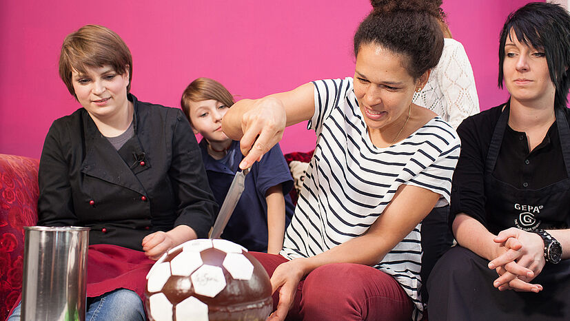 Es ist so weit! Celia Šašic schneidet die Fußballtorte an.