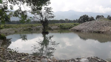 Blick auf ein Wasserreservoir, &auml;hnlich einem Teich