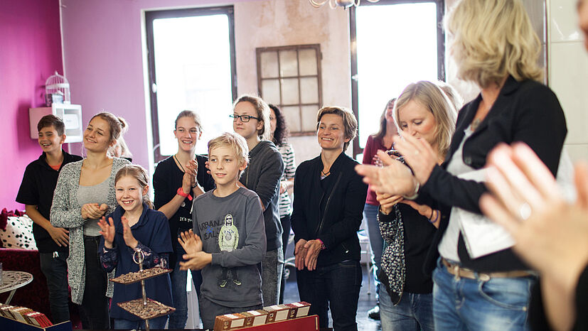 Applaus! Über die tolle Torte und die leckeren Cake Pops freuten sich Schülerinnen und Schüler der Gesamtschule Barmen, des Gmynasiums Bayreuther Straße, GEPA-Mitarbeiterinnen, Blogger und Medienvertreter.