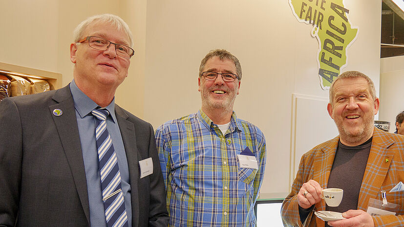 Auf eine Tasse fairen Bio-Kaffee mit Dietmar Bär (rechts), bekannt aus dem Kölner "Tatort": Bernd Schmieder (links) vom GEPA-Vertrieb Lebensmitteleinzelhandel und Ingo Klein, bei der GEPA verantwortlich für Messeorganisation.