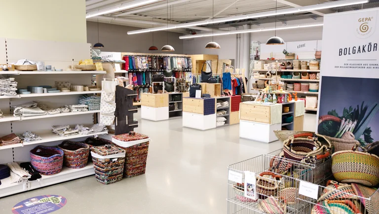 Blick in den menschenleeren GEPA-Store in Wuppertal. In Regalen und Aufstellern sind viele Produkte aus Fairem Handel ausgestellt