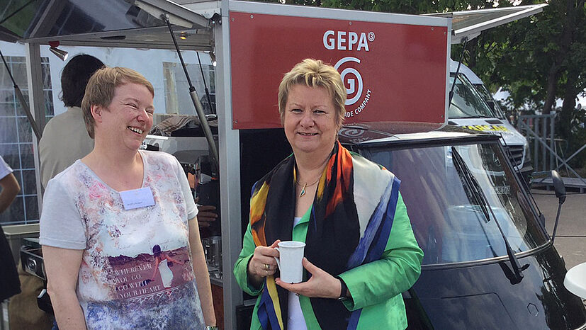Sylvia Löhrmann, Grüne und stellvertretende Ministerpräsidentin in NRW (rechts) kam ebenfalls gerne auf eine faire Kaffeepause zur GEPA. Hier mit Bettina Kasper vom GEPA-Vertrieb Weltläden und Gruppen.