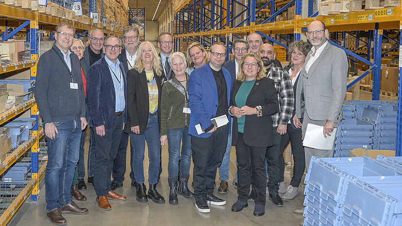 Im Hochregallager der GEPA stapeln sich auf 8.500 m² palettenweise faire Produkte buchstäblich bis unter die Decke. Zu unseren weiteren Gästen gehörten u.a. Carsten Gerhardt (Chairman der Circular Valley Foundation), Wuppertals Erster Bürgermeister Heiner Fragemann sowie Dietmar Bell (Aufsichtsratsvorsitzender der Wuppertaler Stadtwerke).