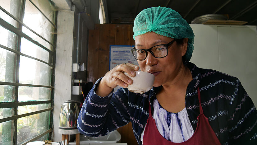 Bhawana Rai ist die erste weibliche Teegartenmanagerin in Darjeeling – bis heute eine Seltenheit. TPI fördert Frauen sowohl in den Teegärten als auch in der Teehandelsfirma TPI in Kolkata. Foto: GEPA - The Fair Trade Company/A. Welsing