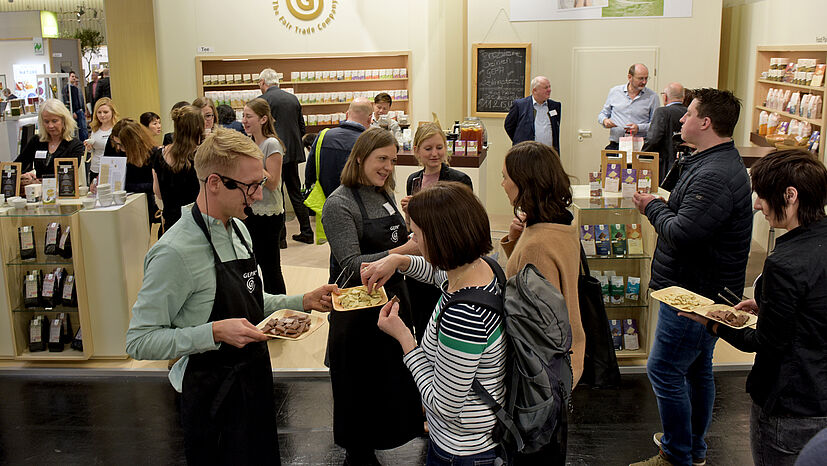 Eindruck vom Food-Pairing am GEPA-Stand: Gerne probierten die Gäste die Kombinationen aus GEPA-Tees und Schokoladen.