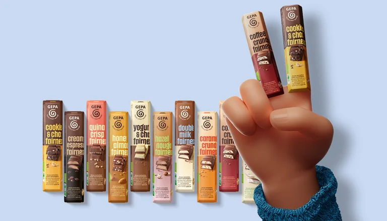 Hand zeigt das Victory-Zeichen mit GEPA-Riegeln, dahinter weitere Riegel.