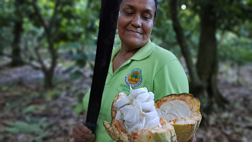 Marisol Villar, Kakaobäuerin und Secretaria Verwaltungsrat. Sie betreibt auch eine der Musterfarmen, auf der dynamische Agroforstwirtschaft angewendet wird.