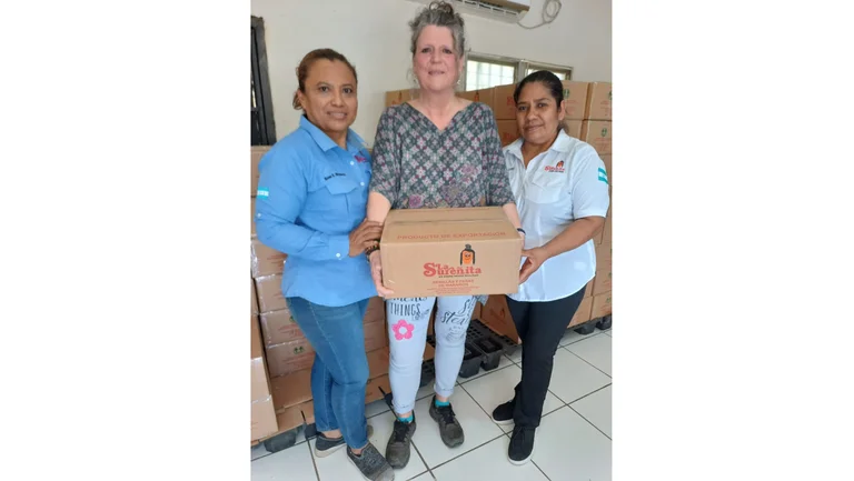 Gruppenbild des La Sure&ntilde;ita Vorstandes mit Andrea F&uuml;tterer 