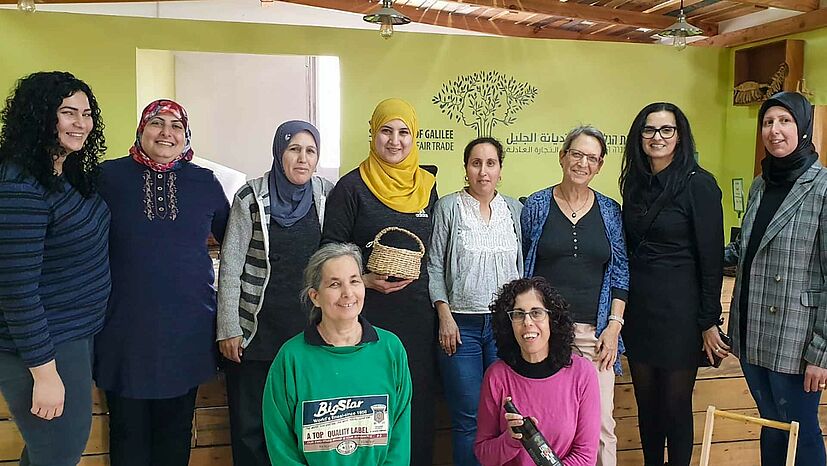 Frauensolidarität kennt keine Grenzen: Arabische und jüdische Mitglieder der NGO Sindyanna of Galilee. Dritte von rechts: Gründerin und Geschäftsführerin Hadas Lahav.