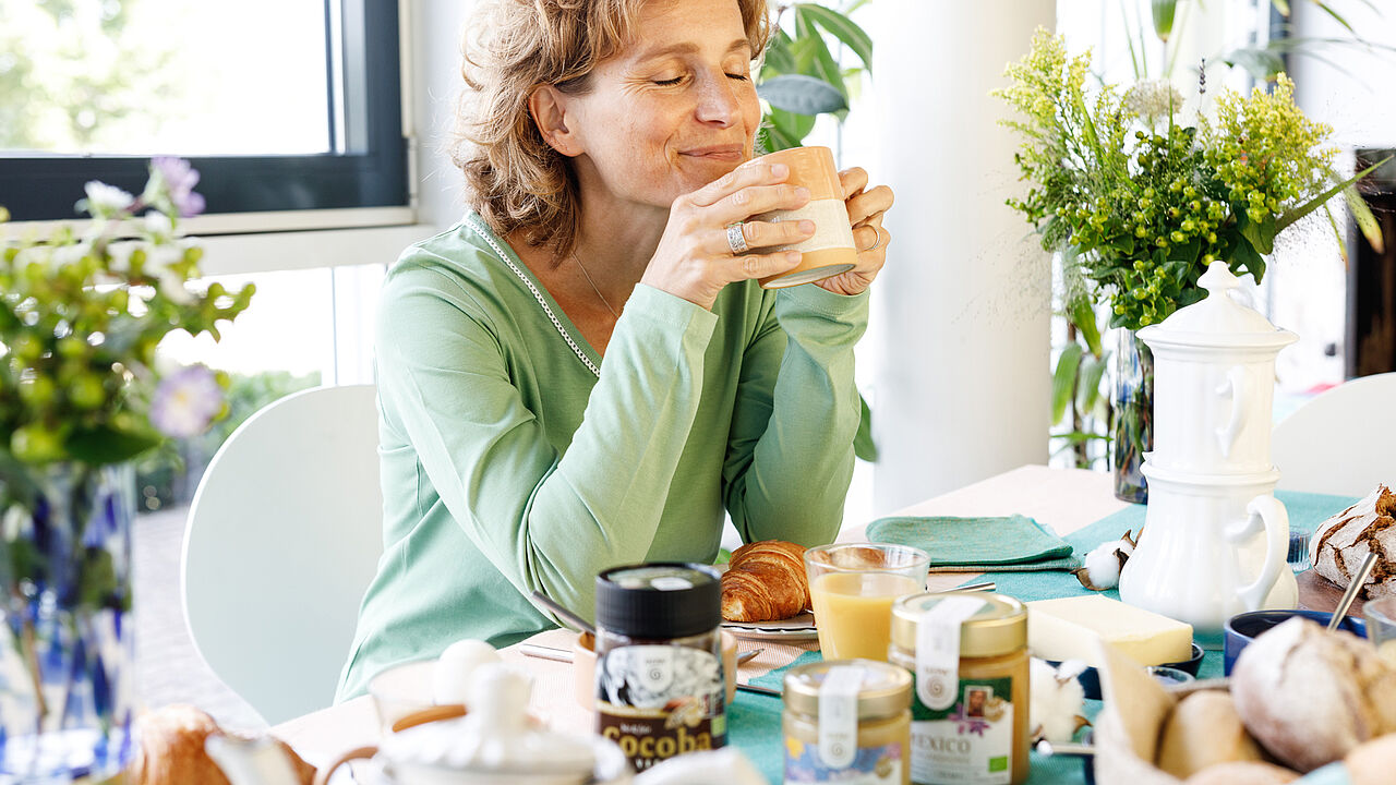 Beim Frühstück gleich mehrfach was fürs Klima tun: GEPA-Kaffee ist besser fürs Klima – und im Aktionszeitraum unterstützt du unseren Kaffeepartner MEACCE sowie weitere Produzent*innenorganisationen zusätzlich.