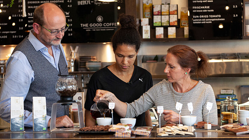 Gastgeberin Alexandra Muuß gießt den neuen Bio Earl Grey der GEPA ein. Sie ist Geschäftsführerin der awake Social Coffee Company, zu der The Good Coffee gehört.