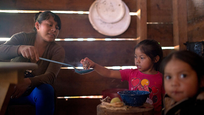 Gloria Deysi hofft, dass ihre Kinder auch mal Imkerinnen werden. | Foto: GEPA – The Fair Trade Company / Rafael Solórzano, Mexiko