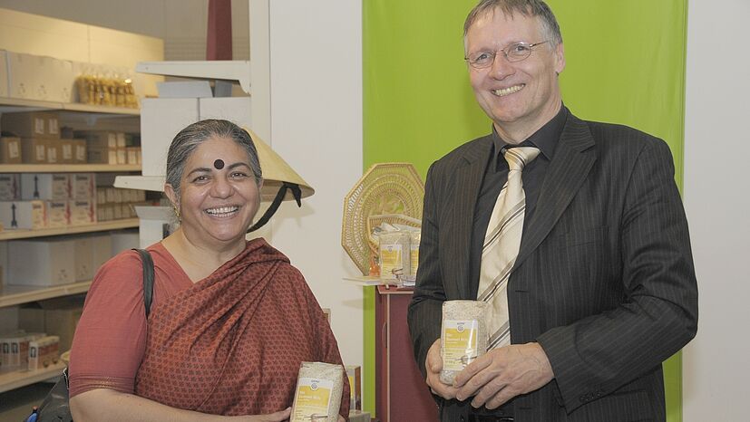 Gemeinsam gegen Gentechnik: Vandana Shiva (links), Gründerin der Stiftung Navdanya in Indien und Trägerin des alternativen Nobelpreises: „Die GEPA unterstützte uns als erster internationaler Partner, unseren echten Basmati-Reis von indischen Bauern zu vermarkten.“ Auf dem Foto mit GEPA-Geschäftsführer Thomas Speck.