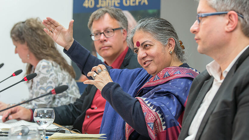 Vandana Shiva, Trägerin des Alternativen Nobelpreises und Gründerin der Stiftung Navdanya, von der die GEPA Bio-Basmatireis bezieht: „Fairer Handel hält dem unfairen Handel den Spiegel vor, weil er zeigt, dass es anders geht.“