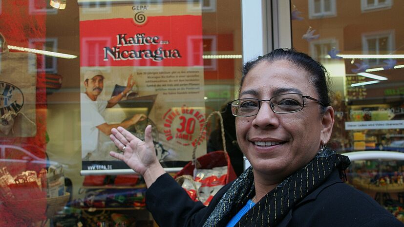 Fatima Ismael, Geshäftsführerin der Kaffeegenossenschaft Soppexcca, Nicaragua vor dem Weltladen München.
