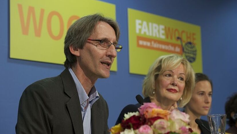 Robin Roth, Vorstand Forum Fairer Handel e.V. und GEPA-Geschäftsführer, mit Gudrun Kopp, Staatssekretärin BMZ beim Auftakt zur Fairen Woche 2013.