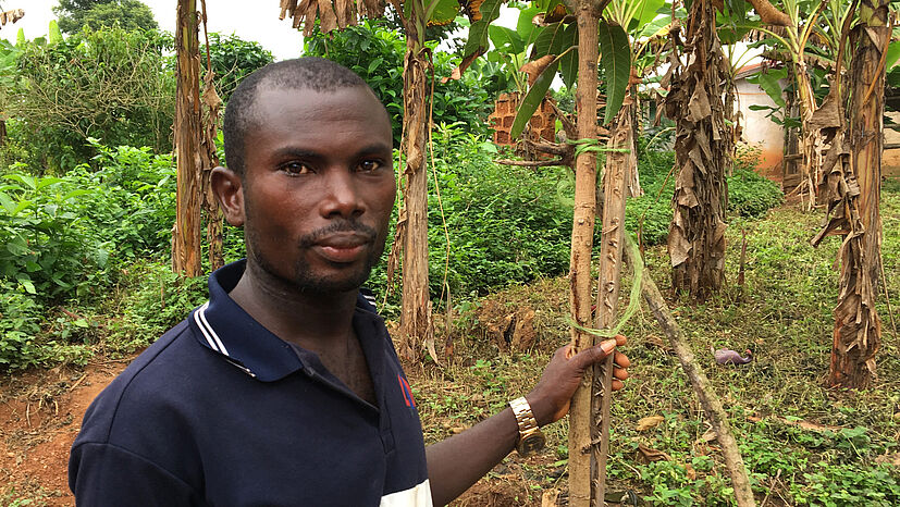 „Die hohen Standards bei der Bio-Zertifizierung bezüglich der Verwendung von Pestiziden helfen mir, auch mehr auf meine Gesundheit zu achten.“  – Dufuor Sampson, Palmöl-Farmer bei Serendipalm.