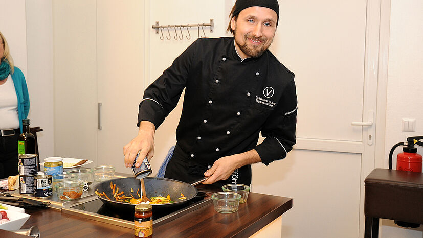 Und weiter geht’s mit einem Curry mit GEPA-Kokosmilch und GEPA-Curry-Sauce obendrauf.