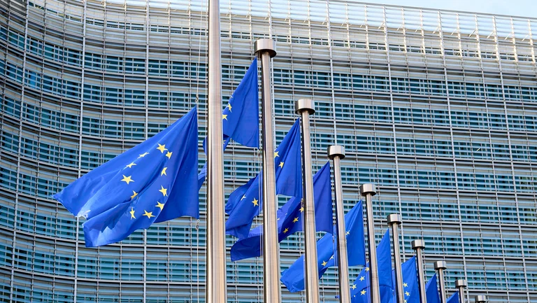 Die europäischen Flagge wird vor dem Berlaymont-Gebäude anlässlich des Jahrestags seiner Gründung gehisst
