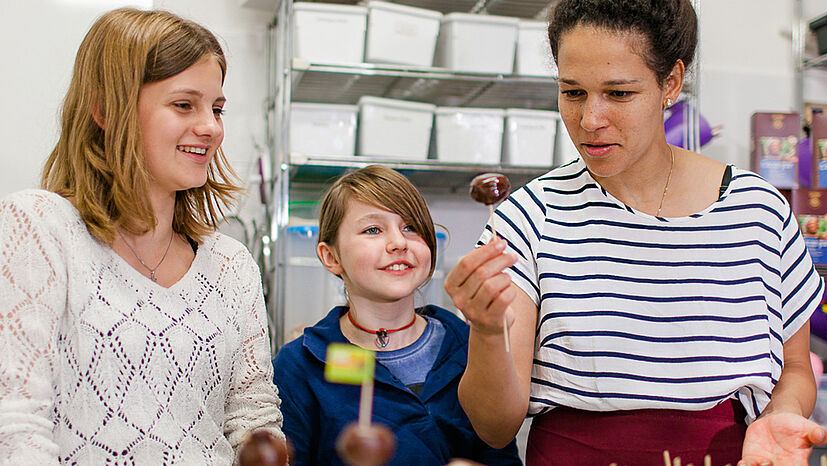 Auch Celia Šašic hat schon in „la petite Confiserie“ mitgebacken. Sie und zwei Schülerinnen ließen sich von Inhaberin Julia Bottler u. a. zeigen, wie faire Cake Pops gemacht werden.