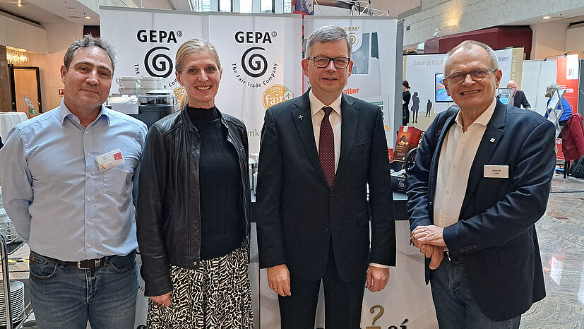 Am GEPA-Stand v.l.: Andreas Bolst vom GEPA-Außer-Haus-Service, juristische. Oberkirchenrätin Franziska Bönsch, Christoph Meyns,  Landesbischof der Evangelisch-lutherischen Landeskirche in Braunschweig und Ulrich Lilie, Präsident der Diakonie Deutschland und seit 2020 stellvertretender Vorstandsvorsitzender des Evangelischen Werkes für Diakonie und Entwicklung.