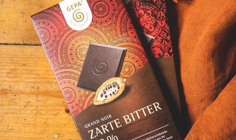 Schokoladentafel Zarte Bitter 70 Prozent auf Holzuntergrund.