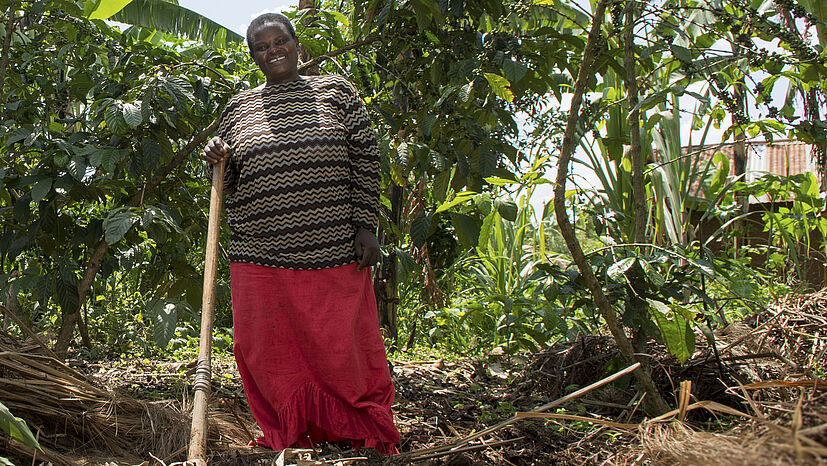 Nagasha Dorcias Karamugire hat ein Stück Land gekauft, um dort zusätzlich zum Kaffee auch Bananen anbauen zu können. Von ihrem Land hängt das Einkommen für ihre elfköpfige Familie ab. 