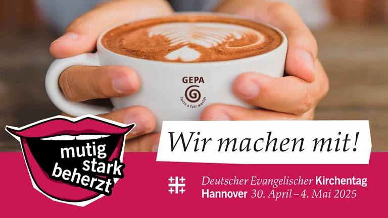 Motiv zum Kirchentag 2025 in Hannover: Eine Hand hält eine Kaffeetasse mit GEPA-Logo darauf. Darunter der Schriftzug "Wir machen mit!" und das Motto des Kirchentags "mutig stark beherzt" auf einem Cartoon-Mund