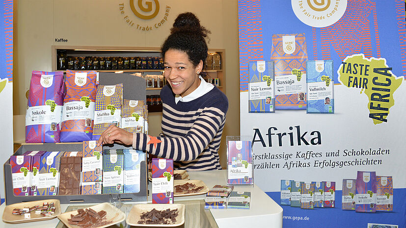 "Nachdem ich die Schokolade probiert hatte, war es um mich geschehen." Celia Šašic engagiert sich seit mehreren Jahren als GEPA-Schokoladenbotschafterin für Fairen Handel. „Salty Caramel“ ist einer ihr neuer Favorit unter den „Taste Fair Africa“-Schokoladen.