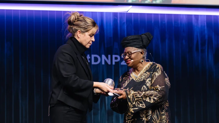 Mona Neubaur &uuml;berreicht die Preiskugel an Ngozi Okonjo-Iweala.