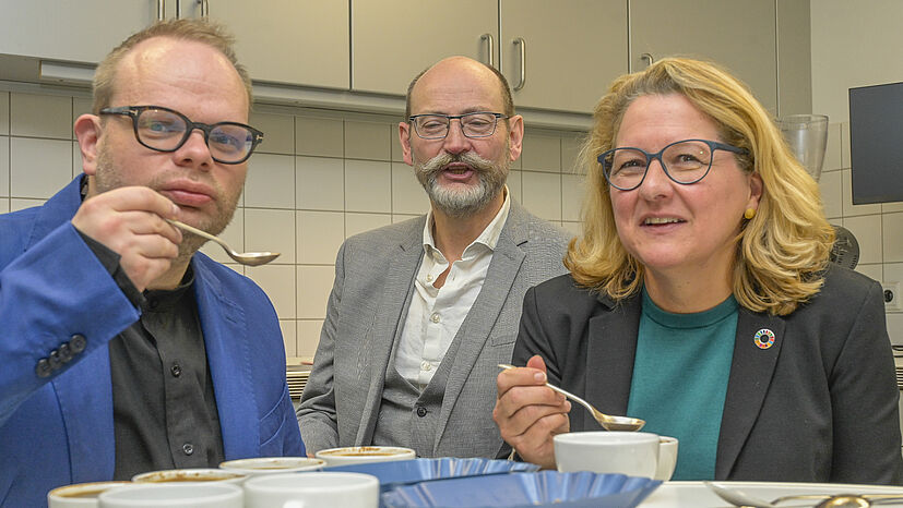 Der Wuppertaler Bundestagsabgeordnete Helge Lindh, GEPA-Geschäftsführer Peter Schaumberger und Bundesentwicklungsministerin Svenja Schulze (v.l.n.r.) beim „Coffee Cupping“.
