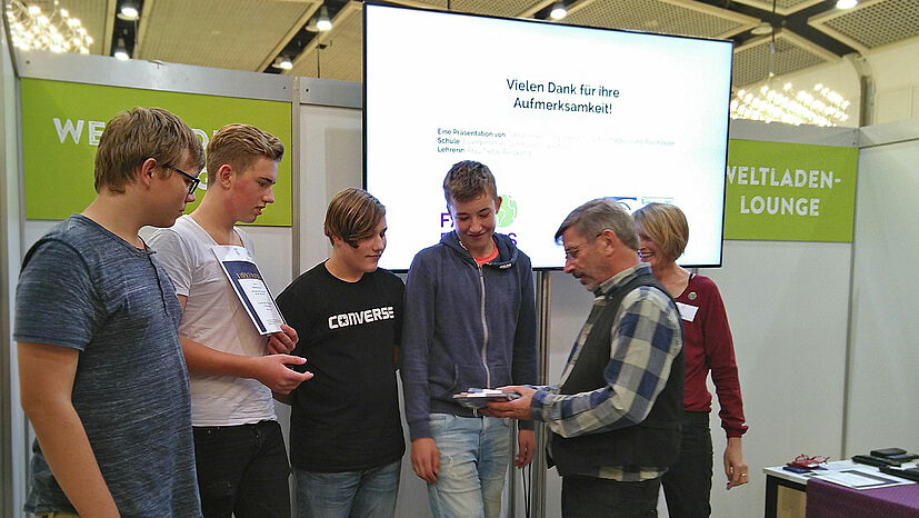 Auf der FAIR FRIENDS wurden die Gewinner des Ideenwettbewerbs gekürt: Im Vorfeld der Messe hatte die GEPA gemeinsam mit der Schülergenossenschaft NRW und der FAIR FRIENDS Schülerinnen dazu aufgerufen ihre Ideen zur Frage einzureichen: „Wie sieht der Faire Handel im Jahr 2030 aus?“ Hier erhalten die Schüler des Gymnasiums Waldstraße in Hattingen ihre Urkunde.