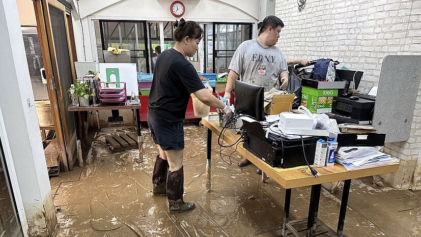 Die Seifenwerkstatt und die Büros von SOAP-n-SCENT in Chiangmai wurden überschwemmt und die Böden mit Schlamm überzogen. Die Mitarbeiter*innen sind noch mit dem Saubermachen und Aufräumen beschäftigt.