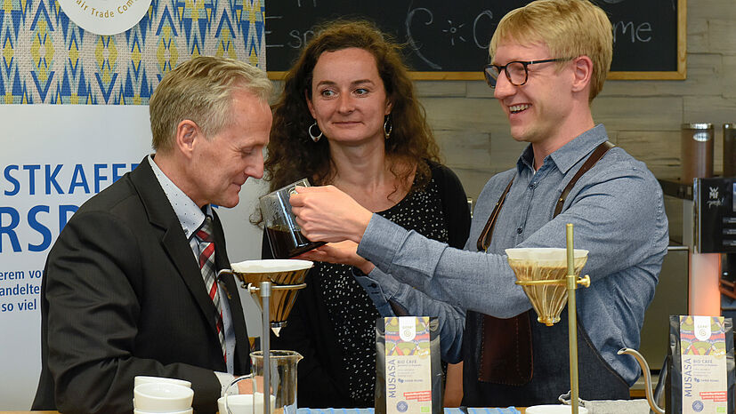 Matthias Kroth, Kaufmännischer GEPA-Geschäftsführer lässt die fruchtigen Aromen von „Bio Café MUSASA” auf sich wirken.