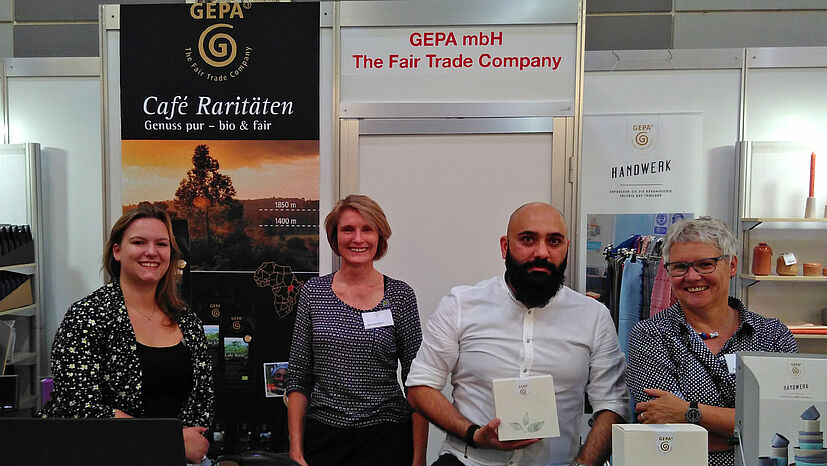 Unser nettes Team am GEPA-Stand auf der FAIR FRIENDS freute sich über die vielen interessierten Messe-Besucherinnen und Besucher. V.l. Michele Kremer, Mitarbeiterin RFZ West, Dorothea Weber, GEPA-Beraterin Weltläden & Gruppen, Serkan Ege, stellv. Leiter des RFZ West, und Petra Bald, GEPA-Beraterin Weltläden & Gruppen. 