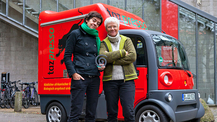 Das tazpresso-Team der tageszeitung: Susanne Knechten, Projektverantwortliche, und Ingrid Behrens, die das tazpresso-Mobil betreut. Damit bringt sie den kräfigen, afrikanischen GEPA-Espresso auf Märkte und Veranstaltungen in Berlin.