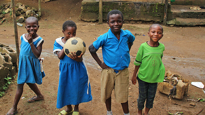 Auch Kinder in Kamerun kicken gerne.