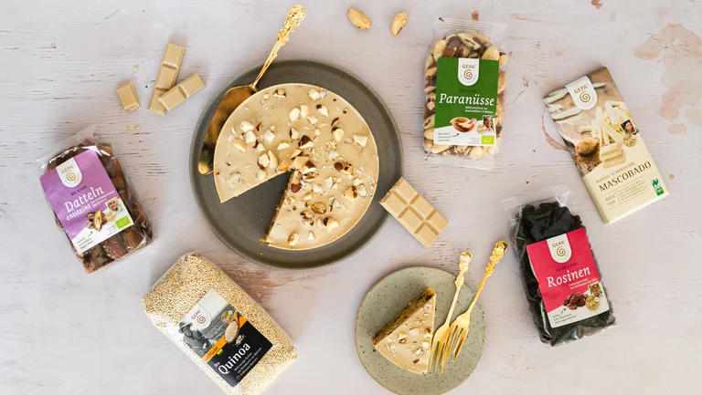 Quinoa-Karottenkuchen mit den verwendeten GEPA-Produkten (Paranüsse, Datteln, Rosinen und Quinoa).